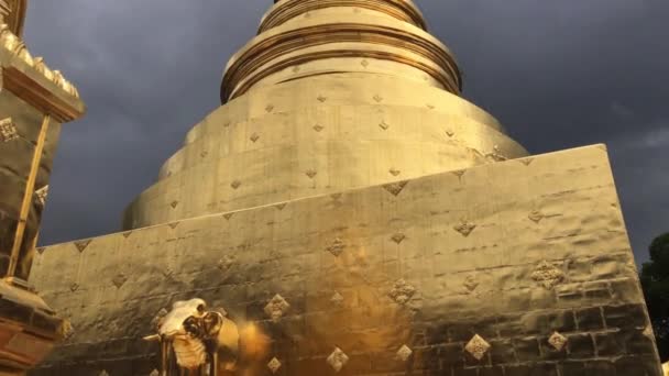 Die Wichtigsten Goldenen Pagoden Öffentlichen Thailändischen Tempel Phra Singha Archivmaterial — Stockvideo