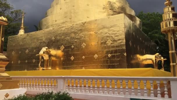 Estupa Dourada Phra Singha Templo Público Tailandês Imagens Estoque — Vídeo de Stock