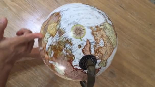 Parmak Retro Dünya Nesnesini Takip Stok Görüntüsü — Stok video