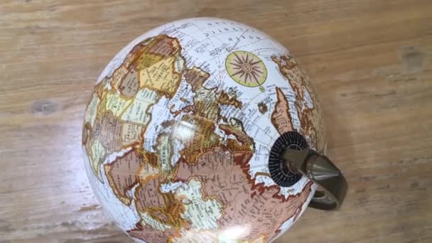 Retro Globe Item Top View Table Stock Záběry — Stock video