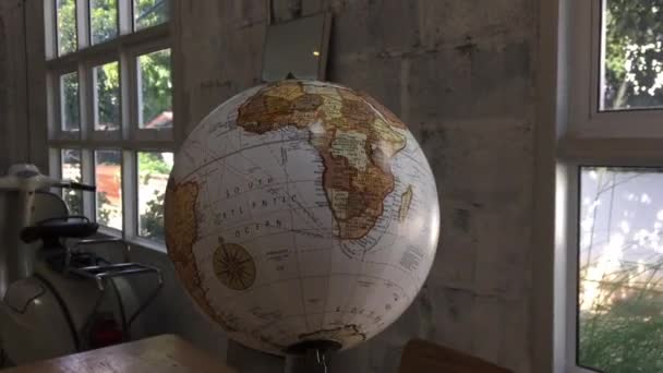 桌面上装饰的复古地球仪 库存录像 — 图库视频影像