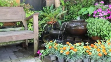 Su kavanozu dekore edilmiş ev bahçesi, stok görüntüleri.