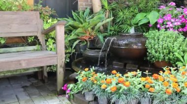 Su kavanozu dekore edilmiş ev bahçesi, stok görüntüleri.