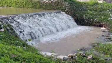 Bardaktan boşanırcasına yağmur yağdıktan sonra,