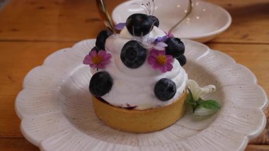 Pasta fırını, kahve dükkanında mum ışığı, stok görüntüleri.