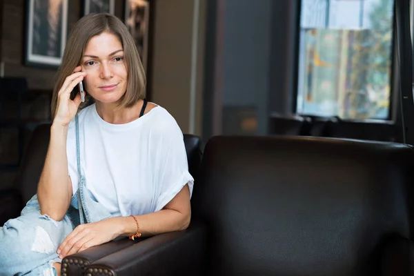 Frau Telefoniert Während Kaffeepause Mit Handy Café — Stockfoto