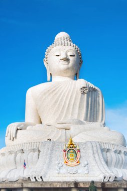 heykel taş dev Big Buddha yüksek tepenin Phuket Tayland gökyüzü arka plan sabah saat