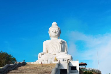 heykel taş sabah zaman dev Big Buddha yüksek tepenin Phuket Tayland gökyüzü arka plan beyaz