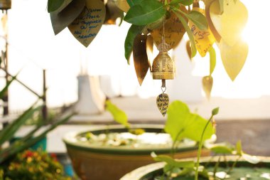 dini Bronz çan dileklerimle. Tapınak Big Buddha yüksek tepenin Phuket Tayland. sabah ve yükselen güneş sakin. küvet su