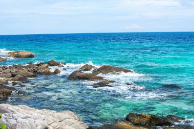 Mavi deniz sahil hattı kum taş plaj tropikal doğa arka plan