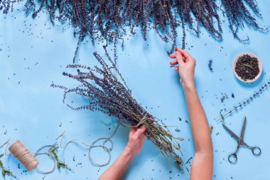 Kadın el kravat grup adaçayı kordon alternatif tıp otlar mavi arka plan Vintage ülke tarzı düz Lay ile yukarı