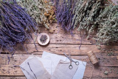 Yabani ot bazlı adaçayı ısırgan civanperçemi nane farklı alternatif tedavi ahşap arka plan Vintage kırsal ülke stil toplanması