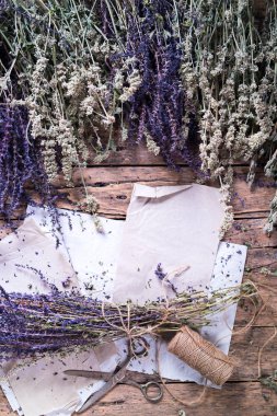 Yabani ot bazlı adaçayı ısırgan civanperçemi nane farklı alternatif tedavi ahşap arka plan Vintage kırsal ülke stil toplanması