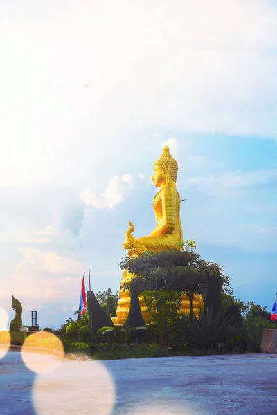 Χρυσό Άγαλμα Βούδα Κοντά Μεγάλος Βούδας Στην Υψηλή Κορυφή Λόφου — Φωτογραφία Αρχείου