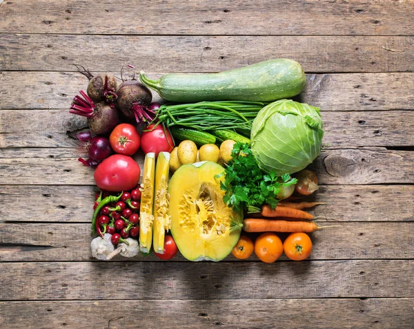 Kare şekli ürün yelpazesine taze organik sebze ahşap arka plan ülke stil yerel pazar kavramı üretmek temiz gıda beslenme