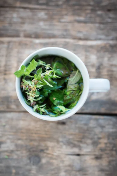Βότανα Πράσινη Μέντα Τσάι Λευκό Κύπελλο Ξύλινο Υπόβαθρο Υγιή Ποτού — Φωτογραφία Αρχείου