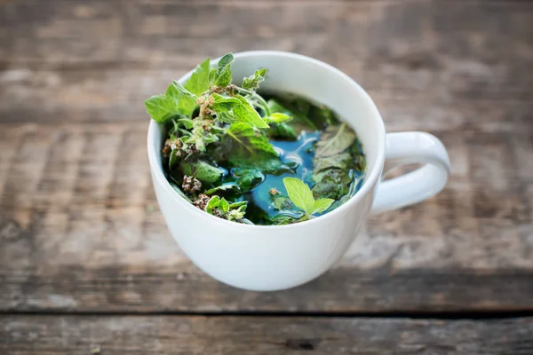 Tisane Menthe Verte Dans Une Tasse Blanche Sur Fond Bois — Photo