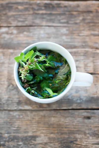 Menta Verde Base Hierbas Taza Blanca Sobre Fondo Madera Bevarage —  Fotos de Stock