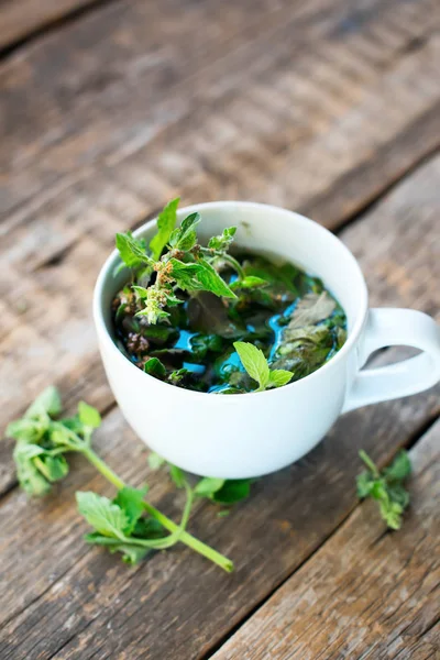 Tisane Menthe Verte Dans Une Tasse Blanche Sur Fond Bois — Photo