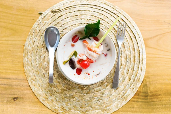 ココナツ ミルク タイ料理わらナプキン木製テーブルとトム Kha エビのスープ — ストック写真