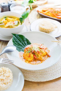 Hindistan cevizi sütü Güney Afrika'da bir kabile kireç ile kırmızı köri hamur karides yaprak Tay geleneksel mutfağı restoran yiyecek