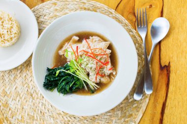 Tay geleneksel yemekleri pişmiş tavuk kale shitake Çince sos taze kaynar ile ihale lahanası