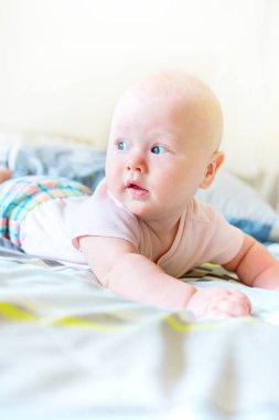 Neşeli bebek çocuk sabah sabah yatak odası çocuk rahatlatıcı yatak aile ev çok güzel yeni doğan, yalan