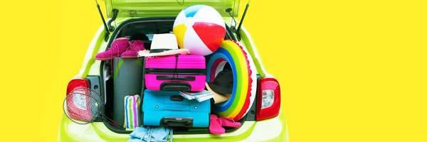 Banner Sommerreisezeit Überladenen Gepäckträger Gren Auto Blau Und Rosa Koffer — Stockfoto