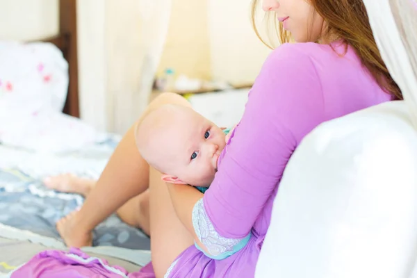 母乳幸せな子コンセプト若い母を抱いてと新生児の母乳赤ちゃんの寝ている彼の前に幼児食牛乳 — ストック写真