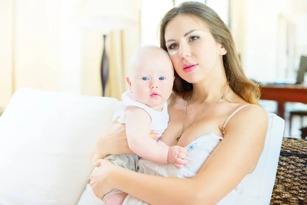 Porträtt Glad Familj Unga Leende Mor Och Glada Barn Scen — Stockfoto