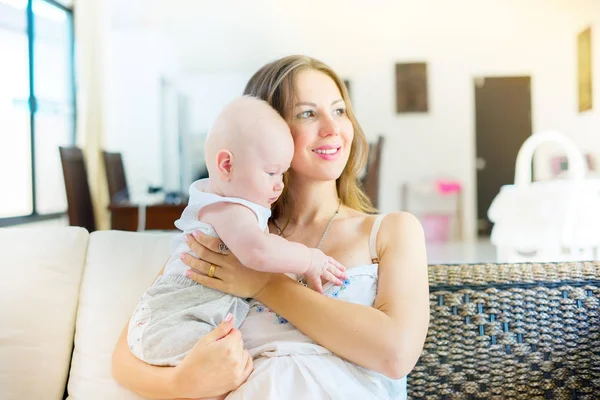 Portre mutlu aile genç gülümseyen anne ve neşeli bebek sahne kavramının saf sevgi ve mutluluk annelik yaşam tarzı