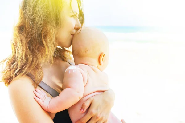 Mother Holds Baby Hands Vacation Sea Coast Protective Cosmetic Cream — Stock Photo, Image