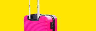 Sarı arka plan yaz bavul bagaj kavramı tatil macera seyahat etmek izole uzun afiş pembe gövde