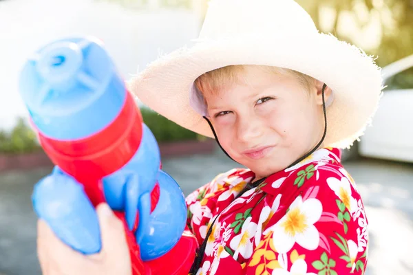 Songkran Holiday Boy Hawaiian Shirt Sombrero Paja Con Pistola Agua —  Fotos de Stock