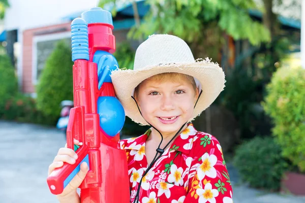 泼水节假日男孩夏威夷衬衫草帽用塑料彩色水枪泰国国家假日大众湿娱乐 — 图库照片