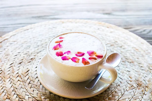 Λευκό Φλιτζάνι Καφέ Ροζ Καπουτσίνο Αφρό Διακοσμημένα Αυξήθηκε Πέταλα Wattled — Φωτογραφία Αρχείου