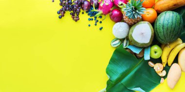 Üstten Görünüm ürün yelpazesine Set tropikal tüm meyve. Su karpuz muz Papaya Pine Apple Apple Mango Passion Fruit Sapodilla Dragon Pitahaya kivi üzüm nar Hindistan cevizi sarı arka plan