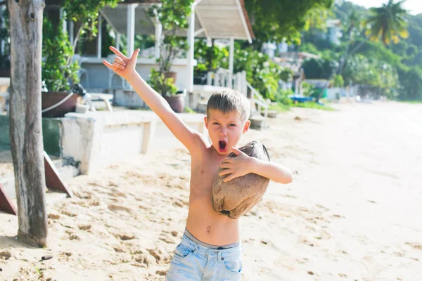 Ragazzo Selvaggio Caucasico Raccolto Noci Cocco Sulla Spiaggia Prodotto Alimentare — Foto Stock