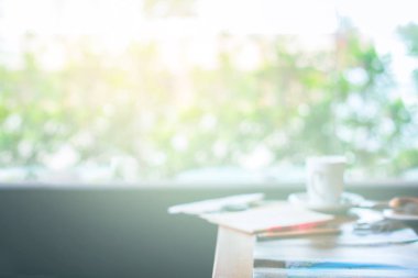 Kahve tablo penceresi doğa arka plan sabah ışığının öğle yemeği molası sırasında çalışma günü kafede bulanıklık ufuk yansıma