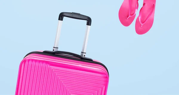 Longo Banner Pink Suitcase Chinelos Isolados Fundo Azul Trunk Bagagem — Fotografia de Stock