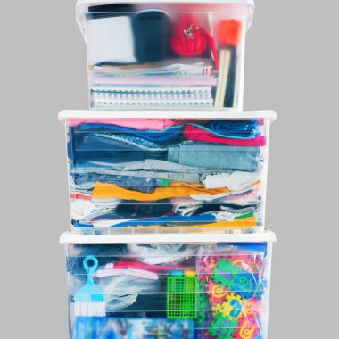 Şeyler dolu plastik ambalaj kutular hareketli ev kavramı sipariş depolama kopya alanı izole gri arka plan kule