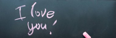 Uzun banner mesaj ile ben aşk yazı writteng siyah kara tahta Sevgililer günü tebeşir pembe