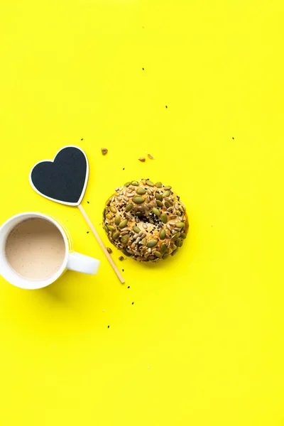 Kara Tahta Kalp Metninizi Kahve Fincanı Içki Taze Çörek Çörek — Stok fotoğraf