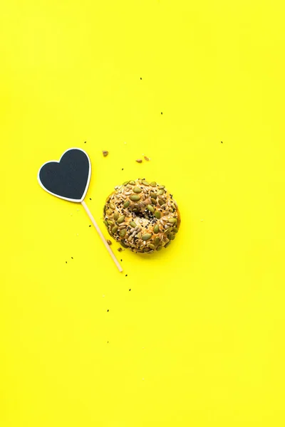 Μαυροπίνακας Καρέ Της Καρδιάς Σας Κείμενο Φρέσκο Κουλούρι Ντόνατ Ολικής — Φωτογραφία Αρχείου