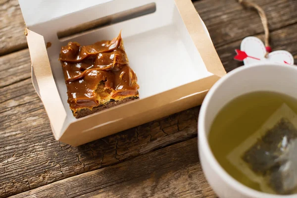 Cartão Com Bolo Caramelo Chocolate Chá Verde Presente Forma Coração — Fotografia de Stock