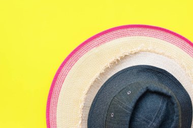 Tur kavramı kopya alanı yığını saman ayarla Beach adam kadın şapka üst sarı arka plan düz yatıyordu arkadaşlarını görüntüle seyahat