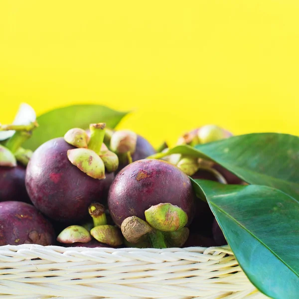 Mangostan Com Folhas Frutas Tropicais Cesta Branca Fundo Amarelo Raw — Fotografia de Stock