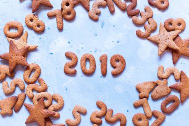 Tanımlama bilgilerini rakamlarının 2019 kapatın. Gingerbread ile neşeli Noel kartı. üstten görünüm