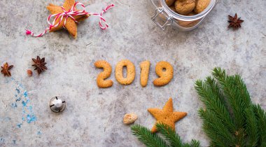 2019 yıl gingerbread çerezleri yıldız şekli yaptım. Dekor olarak ev yapımı kurutulmuş portakal dilimleri. Köknar ağacı dalları. Ceviz. Noel dekorasyon doğal ve organik. Afiş üstten görünüm