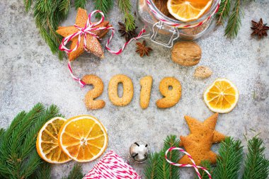 2019 yıl gingerbread çerezleri yıldız şekli yaptım. Dekor olarak ev yapımı kurutulmuş portakal dilimleri. Köknar ağacı dalları. Ceviz. Noel dekorasyon doğal ve organik. Üstten görünüm